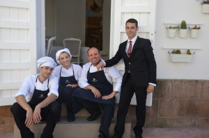 Giuseppe Costa, Andrea Paduano e i due aiutanti dello chef davanti all'ingresso del ristorante