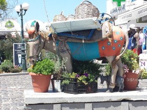 Una scultura di un asino, che caratterizza Santorini, nella piazza di Fira