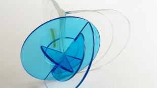 YUMIKO KIMURA, Rondel-IOB, 2015, vetro tirato extra chiaro sagomato e incollato a raggi UV, vetro soffiato a mano giallo e blu di Turchia, cm. 10x16,5x16,5