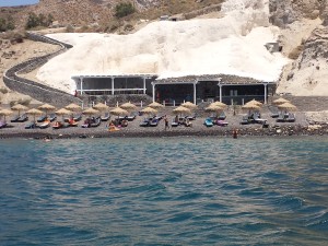 La spiaggia a sud dell'isola conosciuta come Black beach