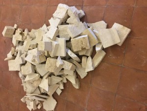 Il travertino alcamese da cui prende vita l'opera di Roberto Romano
