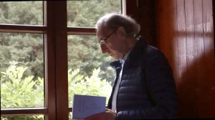 Battiato legge Piccolo in una scena del film