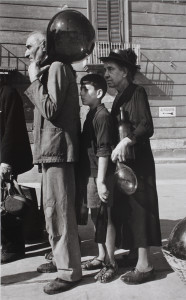 In coda per l’acqua in una via di Napoli, ottobre 1943 