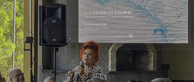 Foto dello scorso anno di Un mare di storie con al centro la scrittrice e filologo classico Silvana Grasso (1)